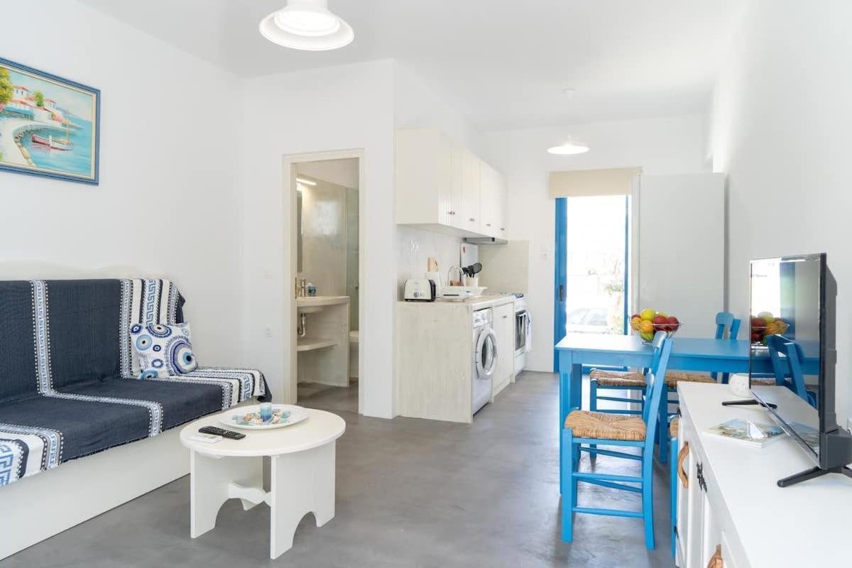 Blue Moon Apartments Makrýgialos Екстериор снимка